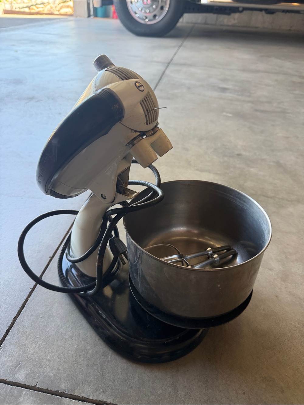 Vintage Hand Mixer with Mixing Bowl - White and Black